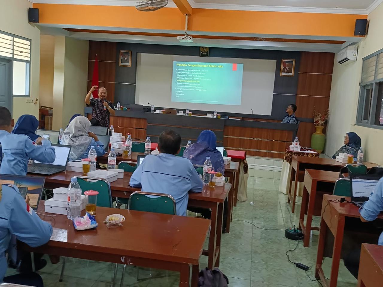 Pelatihan dan Pendampingan Guru Guru IPS dalam pengembangan Bahan Ajar Digital