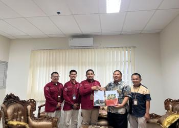 Kadept Pendidikan Sejarah FISIP UNY berjabat tangan dengan Dekan FISIP UNNES dalam kemitraan